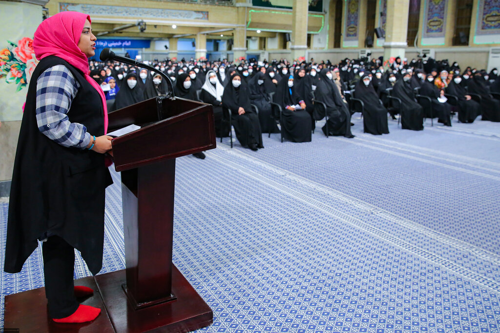 ببینید | پوشش متفاوت یک زن در دیدار با رهبر انقلاب