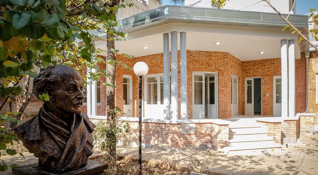 ببینید | ماجرای تبدیل شدن زمین کنار یک قبرستان به خانه تاریخی | صاحبخانه نامدار همینجا از دنیا رفت