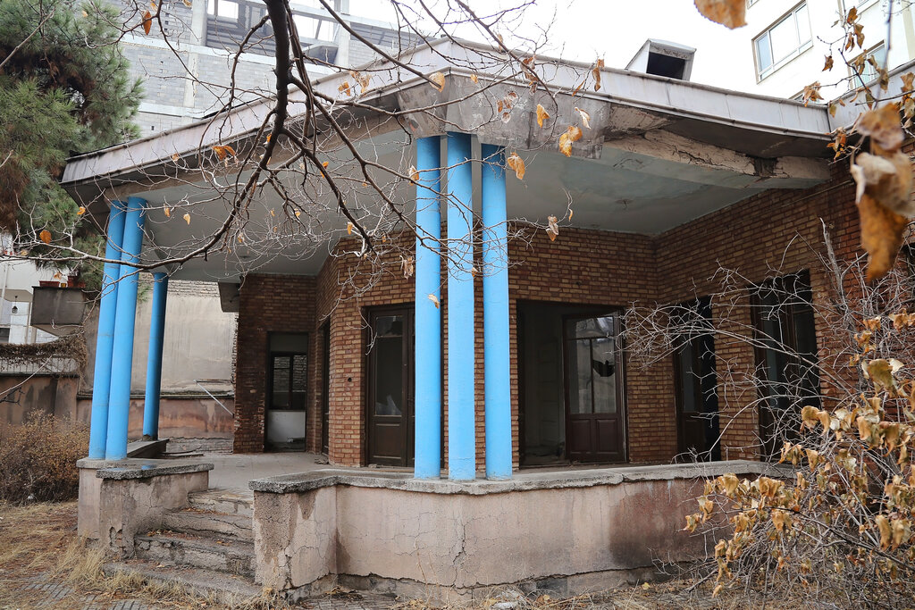 ببینید | ماجرای تبدیل شدن زمین کنار یک قبرستان به خانه تاریخی | صاحبخانه نامدار همینجا از دنیا رفت