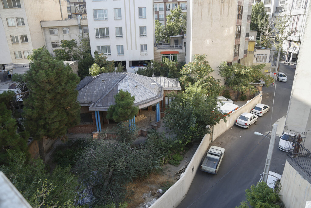 ببینید | ماجرای تبدیل شدن زمین کنار یک قبرستان به خانه تاریخی | صاحبخانه نامدار همینجا از دنیا رفت