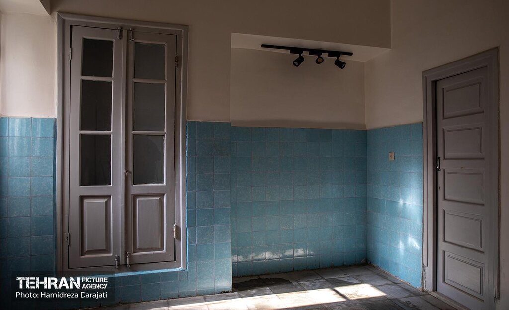 ببینید | ماجرای تبدیل شدن زمین کنار یک قبرستان به خانه تاریخی | صاحبخانه نامدار همینجا از دنیا رفت