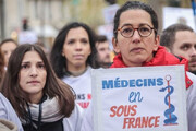 ببینید | تظاهرات صدها پزشک فرانسوی | معترضان گوشی‌ های خود را مقابل فرمانداری گذاشتند