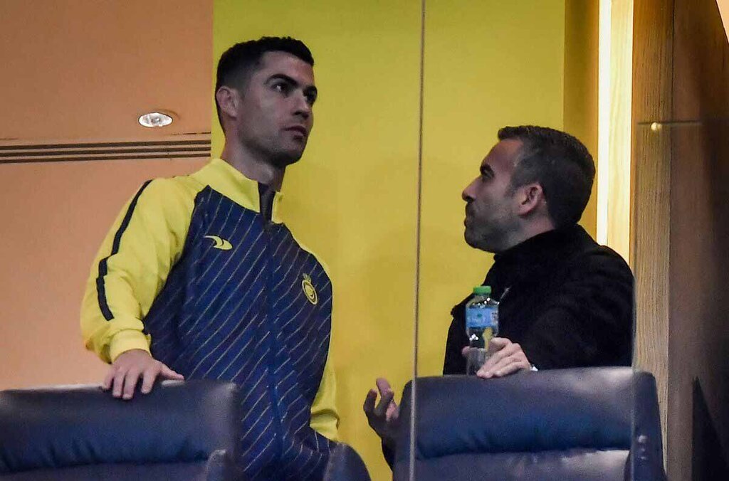 تصاویر | اقدام عجیب رونالدو و ترک ورزشگاه وسط بازی النصر | تشویق هم تیمی ها از روی دوچرخه