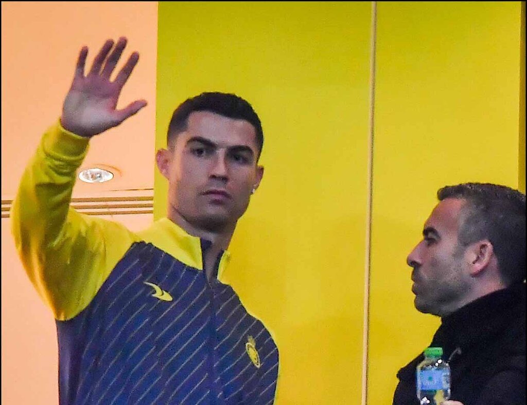 تصاویر | اقدام عجیب رونالدو و ترک ورزشگاه وسط بازی النصر | تشویق هم تیمی ها از روی دوچرخه