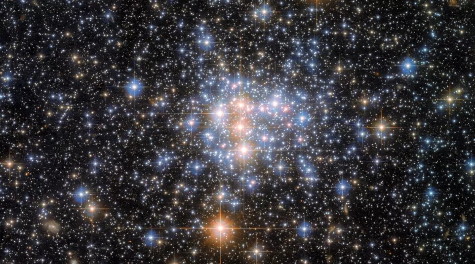 عکس خیره‌کننده هابل از خوشه ستاره‌ای | پدیده‌ای که در یک کهکشان کوتوله‌ حل می‌شود