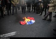 تصاویر | شعارهای معترضان مقابل سفارت فرانسه؛ مکرون هیلتر شد | کنایه به هیزم سوزی اروپایی‌ها