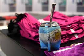 عکس | مسی جام جهانی را سر کشید! | نقش کاپ و سه ستاره آرژانتین در نوشیدنی لئو