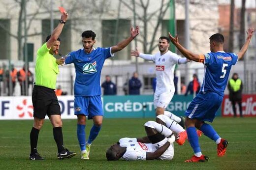 تصاویر | صحنه دلخراش ضربه شدید به ستاره سابق بارسلونا | کارت قرمز مستقیم و ورود آمبولانس