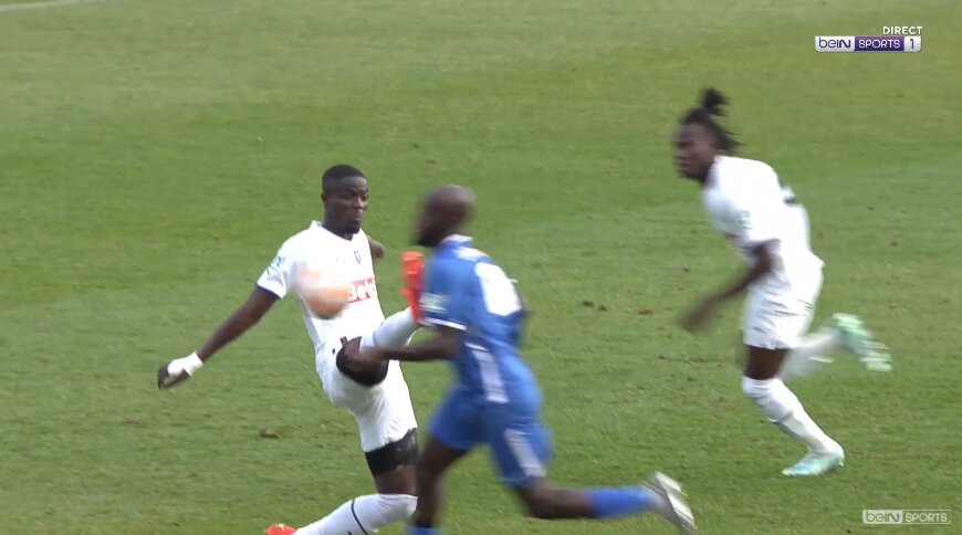 تصاویر | صحنه دلخراش ضربه شدید به ستاره سابق بارسلونا | کارت قرمز مستقیم و ورود آمبولانس