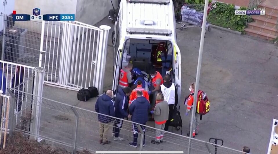 تصاویر | صحنه دلخراش ضربه شدید به ستاره سابق بارسلونا | کارت قرمز مستقیم و ورود آمبولانس