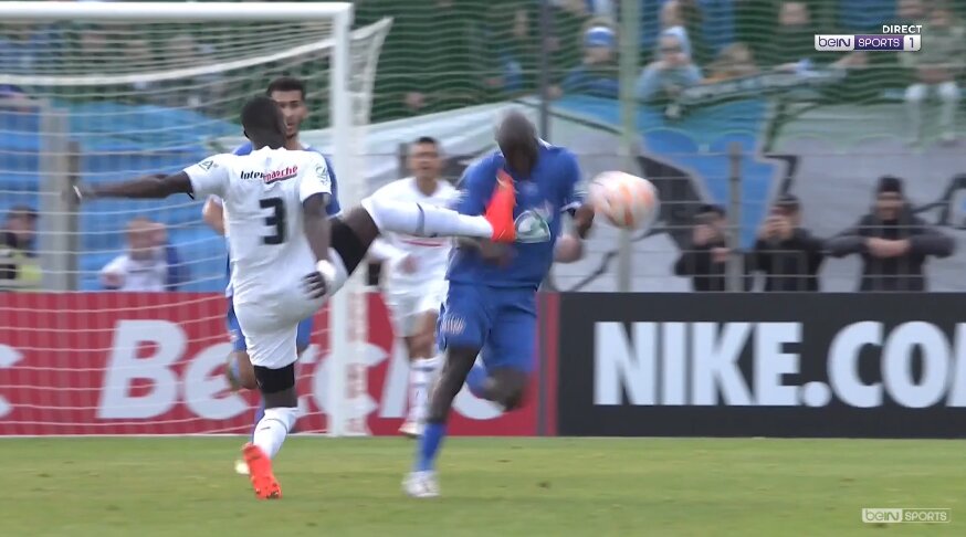 تصاویر | صحنه دلخراش ضربه شدید به ستاره سابق بارسلونا | کارت قرمز مستقیم و ورود آمبولانس