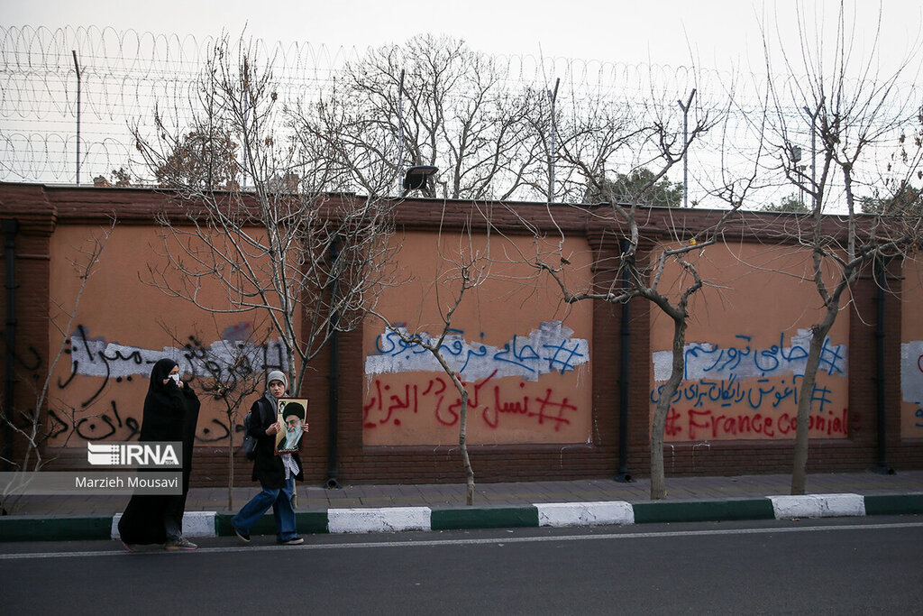 تصاویر ا انتقام سخت ضمیمه کاریکاتور مکرون شد؛ رئیس جمهور فرانسه سیبل معترضان کاریکاتورهای شارلی ابدو