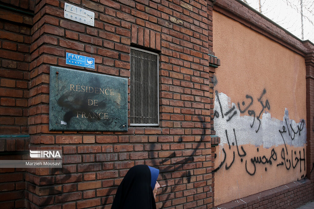 تصاویر ا انتقام سخت ضمیمه کاریکاتور مکرون شد؛ رئیس جمهور فرانسه سیبل معترضان کاریکاتورهای شارلی ابدو