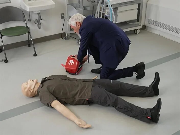 چطور از دستگاه شوکدهنده خارجی خودکار قلب (AED) برای ایست قلبی استغاده کنیم؟