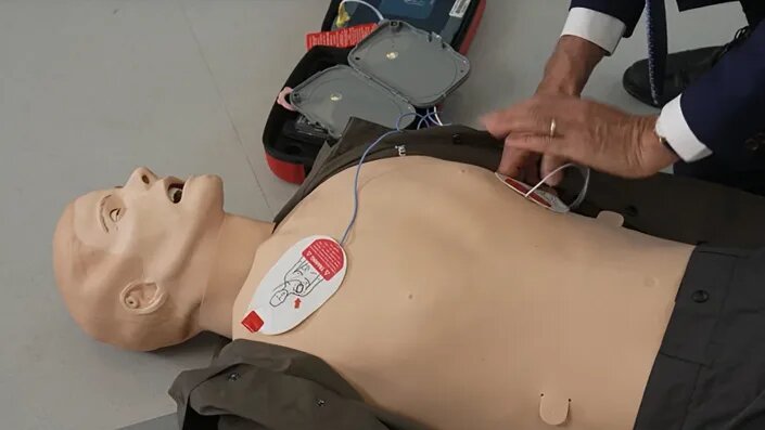 چطور از دستگاه شوکدهنده خارجی خودکار قلب (AED) برای ایست قلبی استغاده کنیم؟