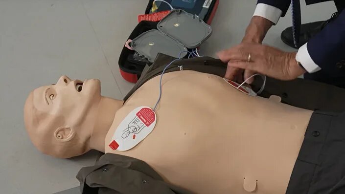 چطور از دستگاه شوک‌دهنده خارجی خودکار قلب (AED) برای ایست قلبی استغاده کنیم؟