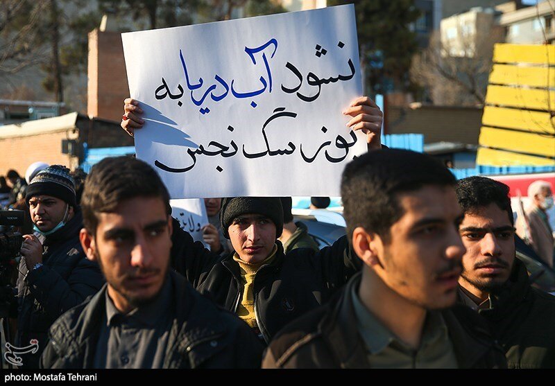 تصاویر ا شعارهای امروز مقابل سفارت فرانسه ا مکرون، هیلتر شد! ؛ کنایه معترضان به هیزمی سوزی اروپا