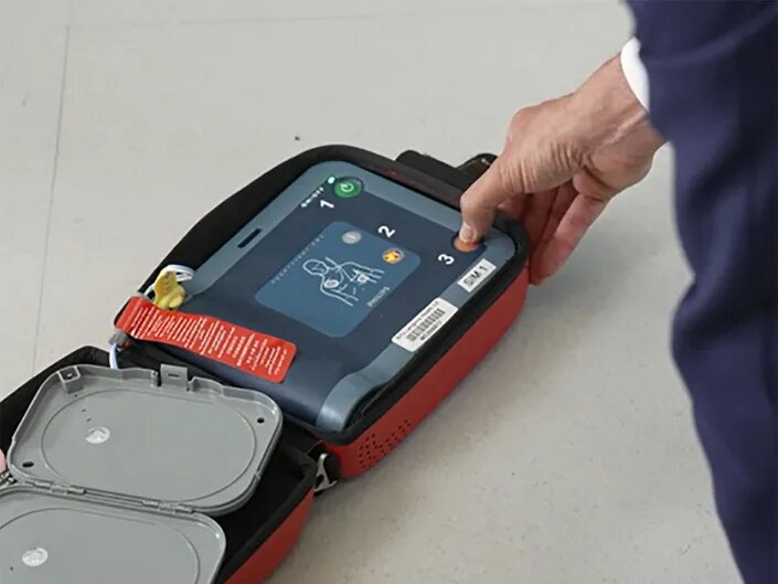 چطور از دستگاه شوکدهنده خارجی خودکار قلب (AED) برای ایست قلبی استغاده کنیم؟