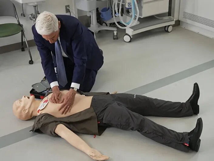 چطور از دستگاه شوکدهنده خارجی خودکار قلب (AED) برای ایست قلبی استغاده کنیم؟