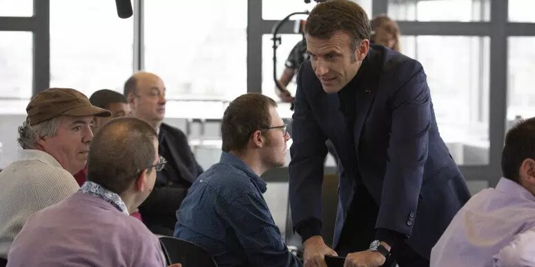 مکرون به پرسشهای غیرمعمول پاسخ میدهد: چرا با آموزگارتان ازدواج کردید؟