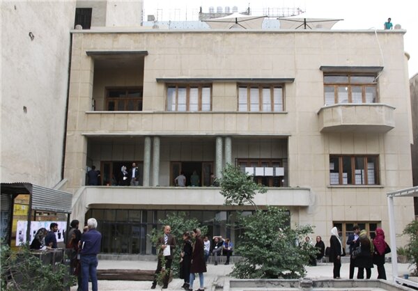 لذت کتابخوانی با یک فنجان قهوه در خانه بدون تقارن