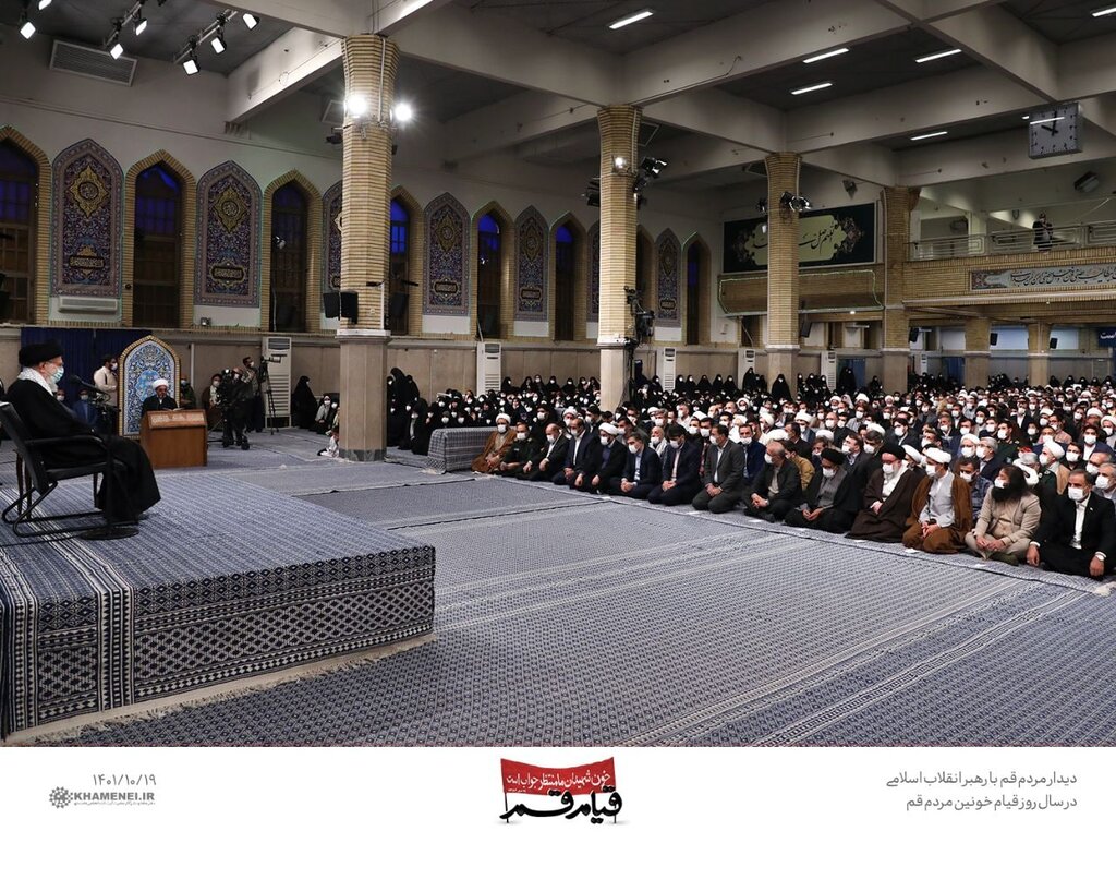 عکس ا معنای آیه نصب شده در محل دیدار رهبر انقلاب با مردم قم