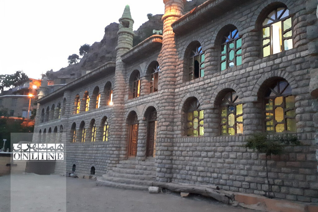 روستایی در ایران که شبها مانند اکلیل میدرخشد | گشت و گذار در اورامان تخت ؛ روستای هزار ماسوله کردستان | اینجا مدفن پیرشالیار است