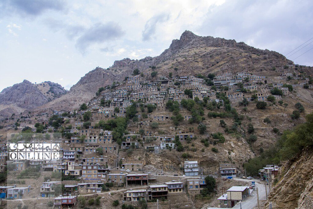 روستایی در ایران که شب‌ها مانند اکلیل می‌درخشد | گشت و گذار در اورامان تخت ؛ روستای هزار ماسوله کردستان | اینجا مدفن پیرشالیار است