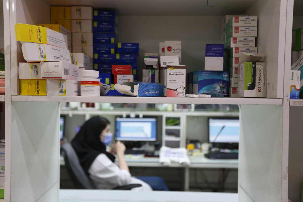 سرگردانی شهروندان در داروخانههای شهر | ماجرای کمک موتوریها به مردم برای پیدا کردن دارو! |مراجعان سرطانی: دو هفته یکبار گرفتار داروخانهگردی میشویم