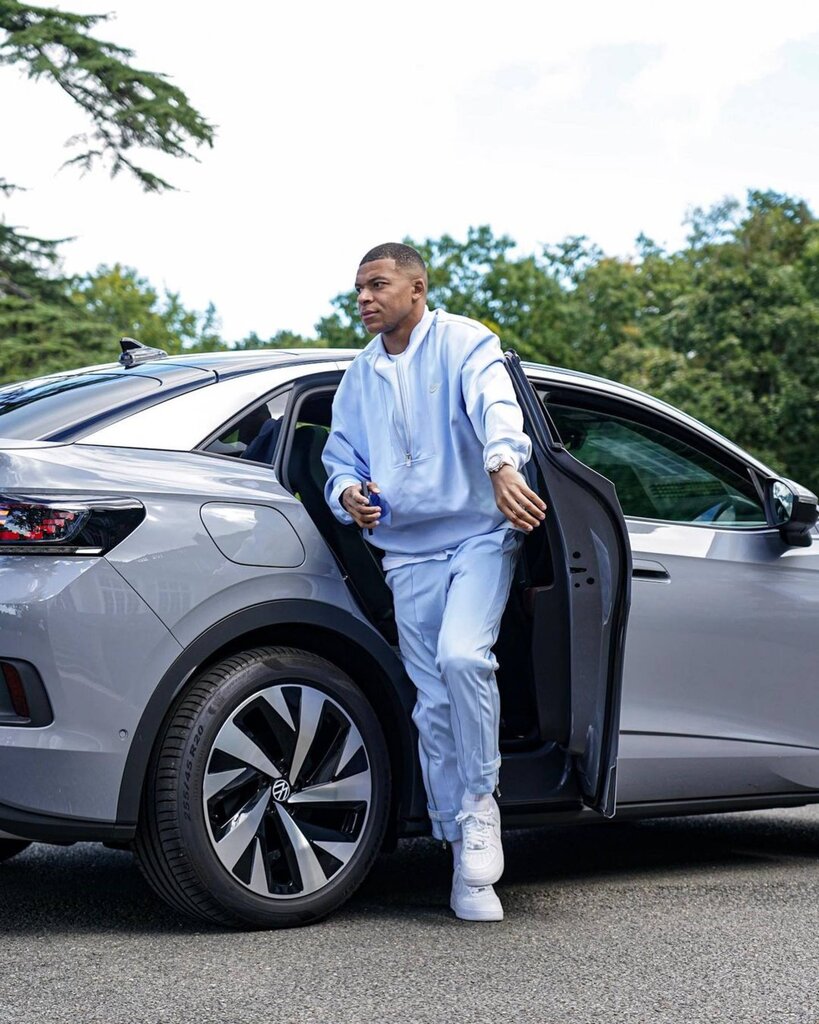 پردرآمدترین بازیکن فوتبال جهان نمیتواند رانندگی کند/ حسرت نشستن پشت ماشینهای لوکس برای فوق ستاره مردمی!