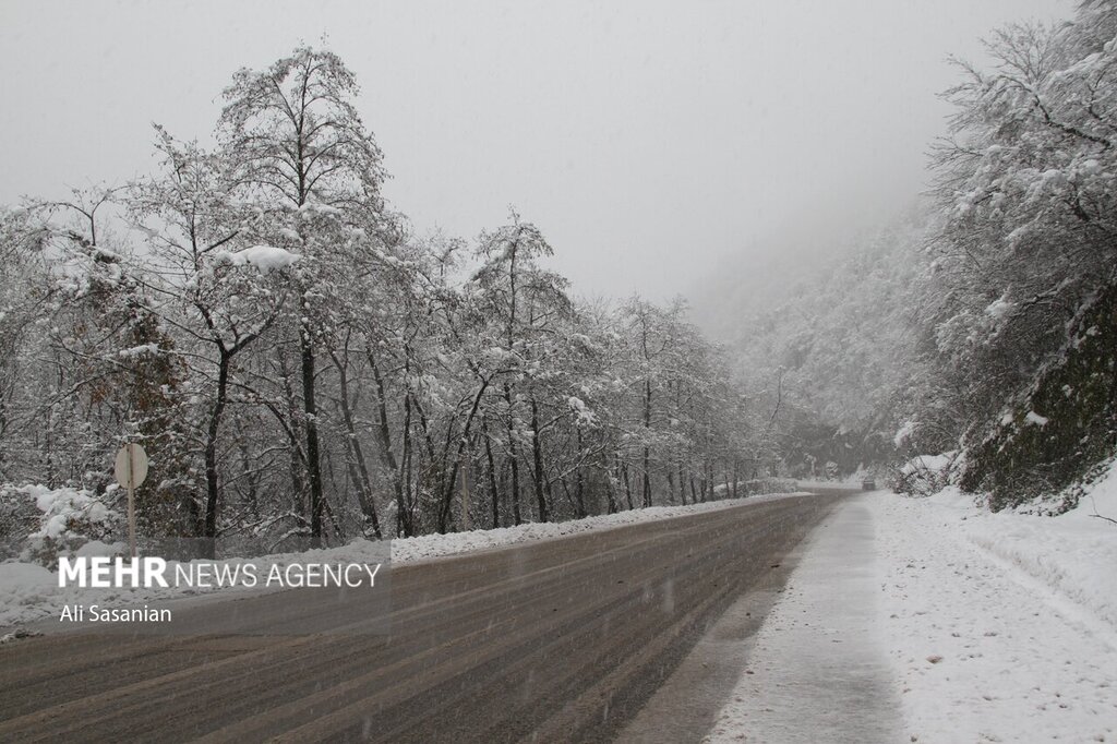 تصاویر ا زیباترین جاده ایران سفید پوش شد ؛ بارش برف در گردنه حیران از ۶۰ سانتی متر گذشت