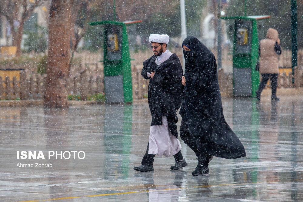 عکس متفاوت زوج طلبه در روز برفی قم ؛ حال و هوای زمستانی حرم حضرت معصومه (س) را ببینید
