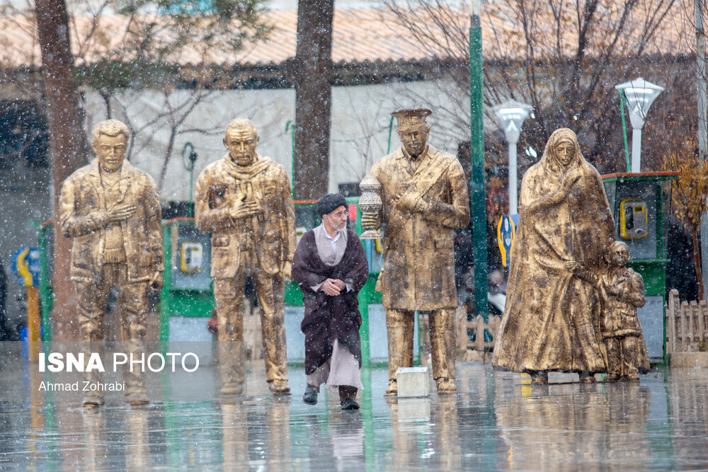 عکس متفاوت زوج طلبه در روز برفی قم ؛ حال و هوای زمستانی حرم حضرت معصومه (س) را ببینید