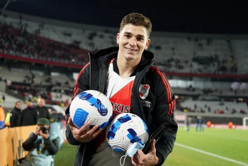 تصاویر | مسی از یک آرژانتینی شکست خورد! | رکورد شگفتانگیز با دبلهتهتریک در سال ۲۰۲۲