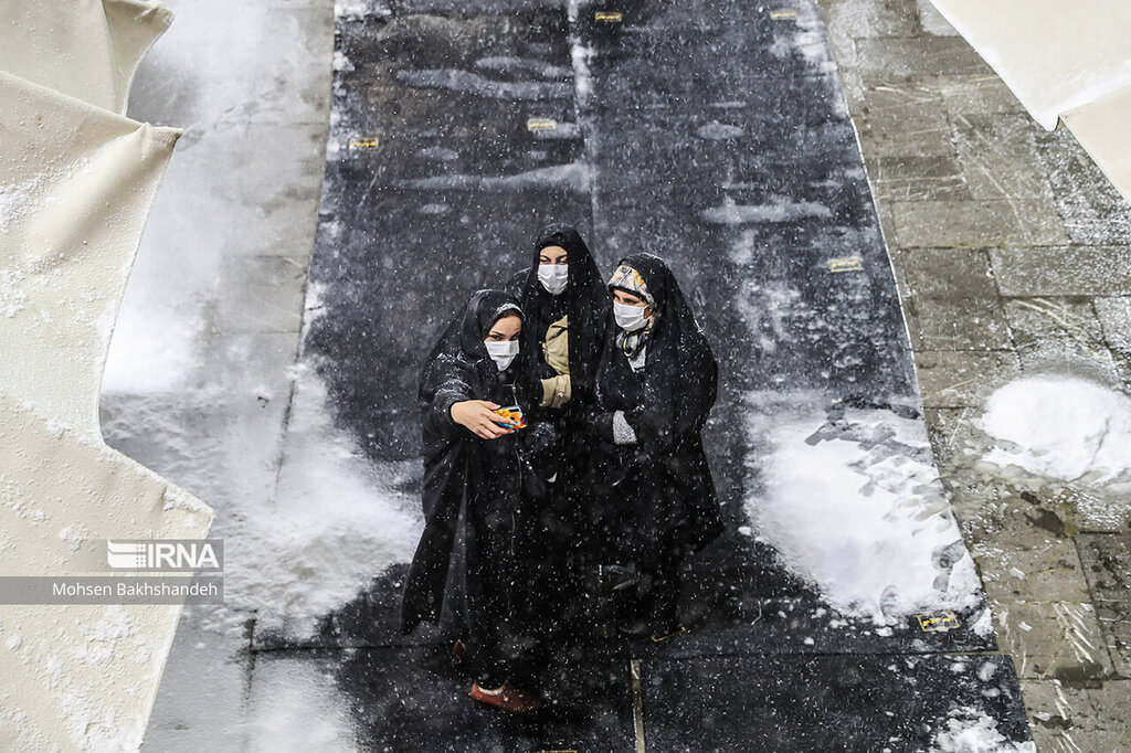 سلفی با صحن و سرای امام رضا(ع) در روزهای برفی مشهد؛ ایوان طلایی و برف قاب مشترک عکس زائران شد