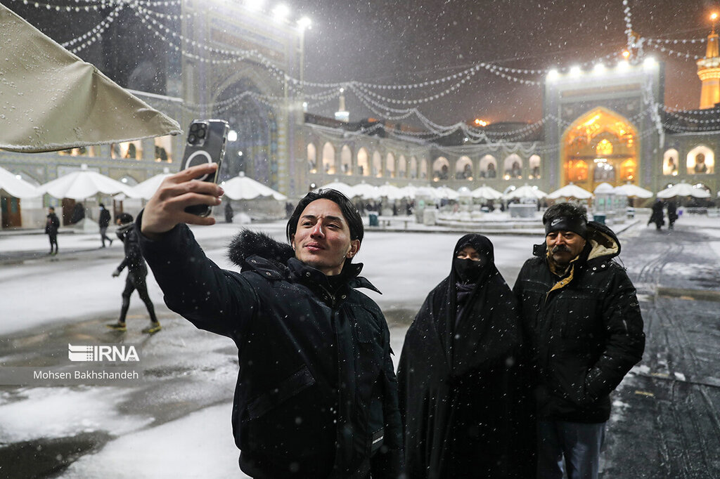 سلفی با صحن و سرای امام رضا(ع) در روزهای برفی مشهد؛ ایوان طلایی و برف قاب مشترک عکس زائران شد