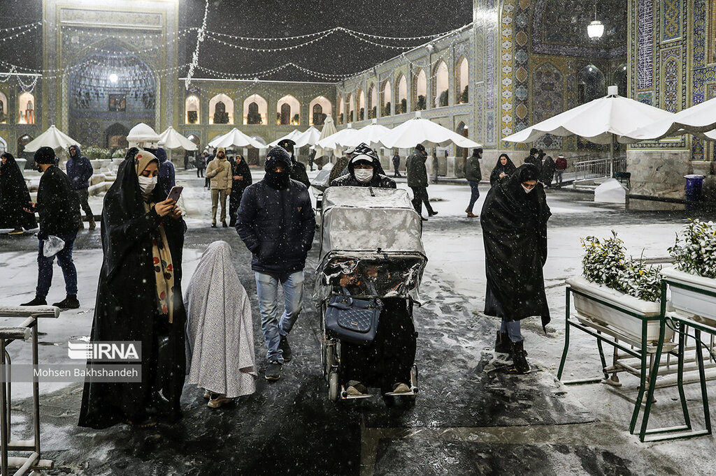 سلفی با صحن و سرای امام رضا(ع) در روزهای برفی مشهد؛ ایوان طلایی و برف قاب مشترک عکس زائران شد