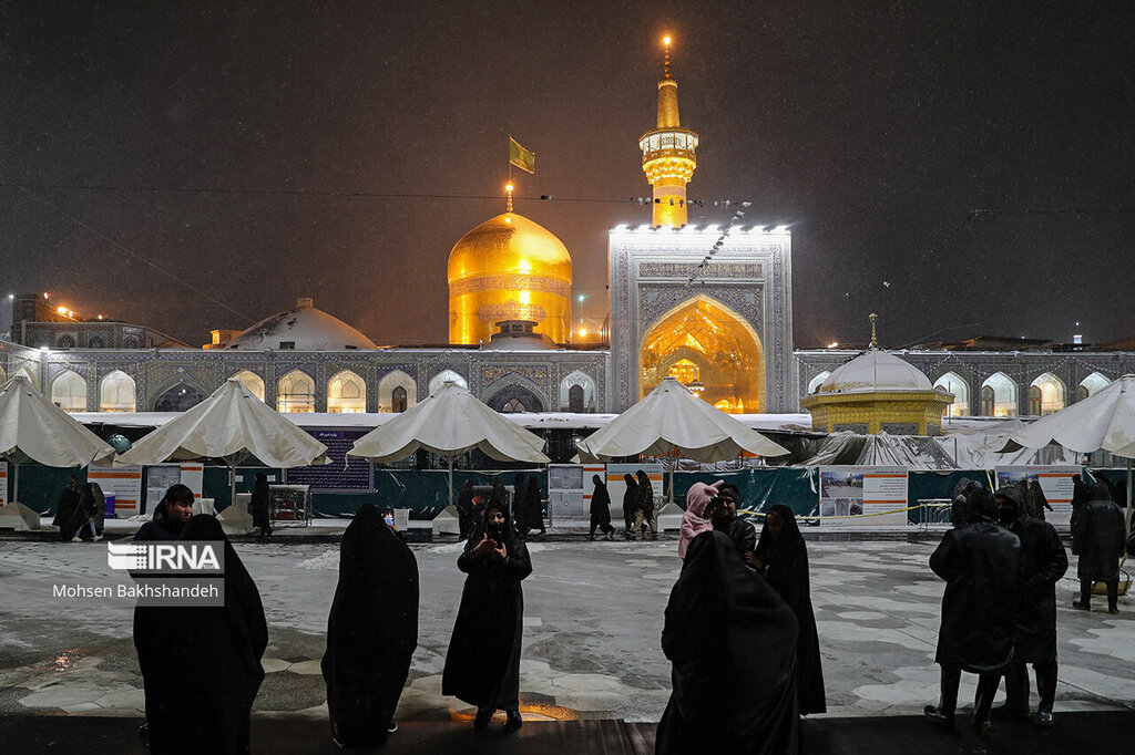 سلفی با صحن و سرای امام رضا(ع) در روزهای برفی مشهد؛ ایوان طلایی و برف قاب مشترک عکس زائران شد