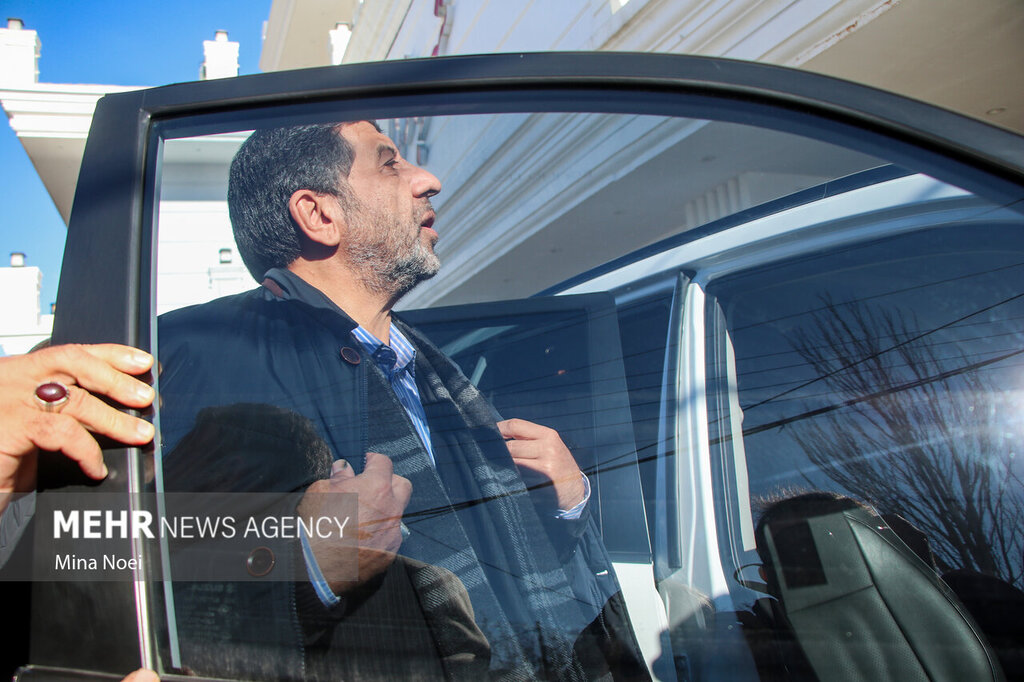 تصاویر ا ژست متفاوت ضرغامی در سفر به آذربایجان ؛ واکنش وزیر گردشگری به دو دختری که به استقبالش آمدند