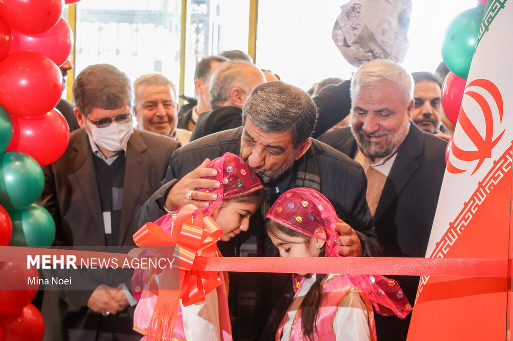 تصاویر ا ژست متفاوت ضرغامی در سفر به آذربایجان ؛ واکنش وزیر گردشگری به دو دختری که به استقبالش آمدند