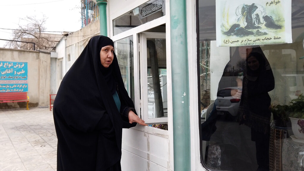 خدمت بیمنت در آستان بزرگان | این مادر مهربان هوای زائران و نیازمندان را دارد