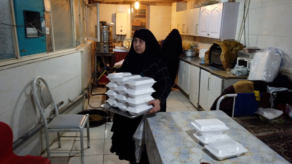 خدمت بیمنت در آستان بزرگان | این مادر مهربان هوای زائران و نیازمندان را دارد