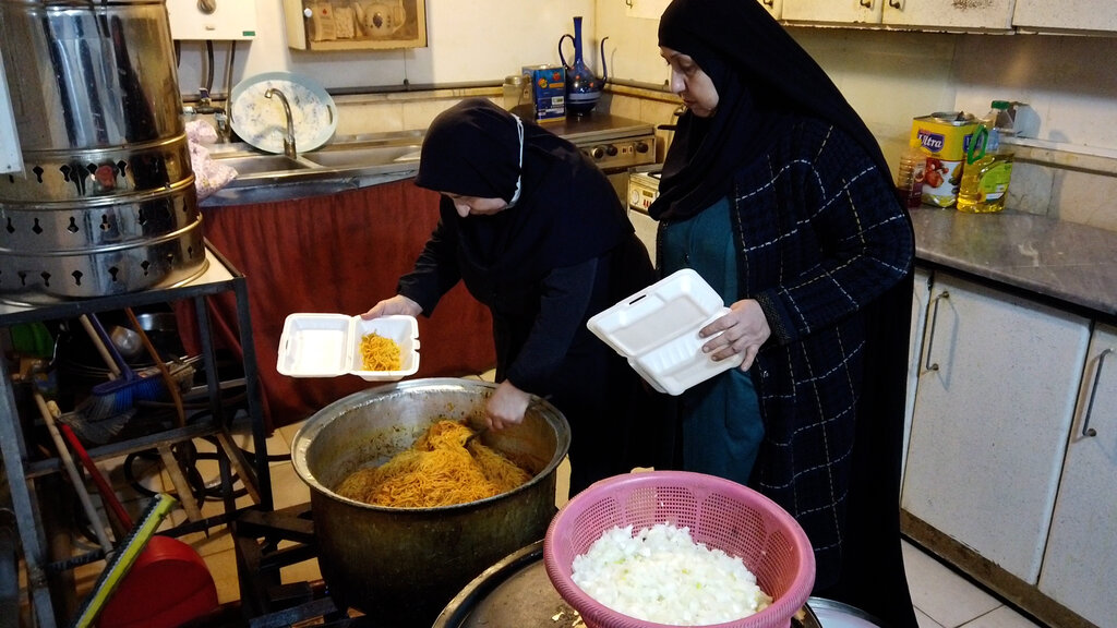 خدمت بیمنت در آستان بزرگان | این مادر مهربان هوای زائران و نیازمندان را دارد