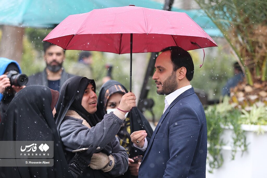 تصاویر | روز برفی حیاط دولت | سخنگو زیر چتر سرخ ؛ ضرغامی کاپشن به دوش! | چهرههای متفاوت وزیران در تهران برفی هیات دولت