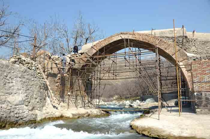 لذت پیادهروی روی تنها پل آجری پایتخت