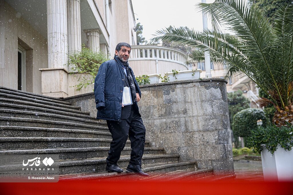 تصاویر | روز برفی حیاط دولت | سخنگو زیر چتر سرخ ؛ ضرغامی کاپشن به دوش! | چهرههای متفاوت وزیران در تهران برفی