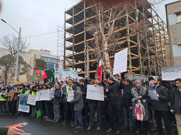 تصاویر تجمع دانشجویان مقابل سفارت فرانسه