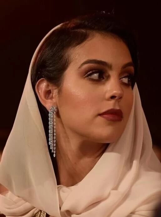 عکس | محجبه شدن جورجینا نامزد رونالدو به خاطر محدودیتهای عربستان؟ | تصاویری که جنجالی شد