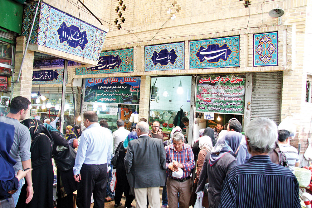 گشت و گذار در بازار چند صد ساله | از شیر مرغ تا جان آدمیزاد اینجا پیدا میشود | نوهها از کسب و کار پدربزرگها و مادربزرگها در این بازار میگویند