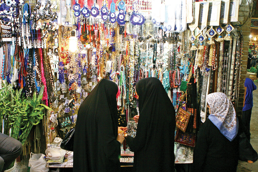 گشت و گذار در بازار چند صد ساله | از شیر مرغ تا جان آدمیزاد اینجا پیدا میشود | نوهها از کسب و کار پدربزرگها و مادربزرگها در این بازار میگویند